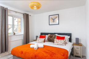 Maunsell House - Lovely central home near Designer Outlets & town with parking